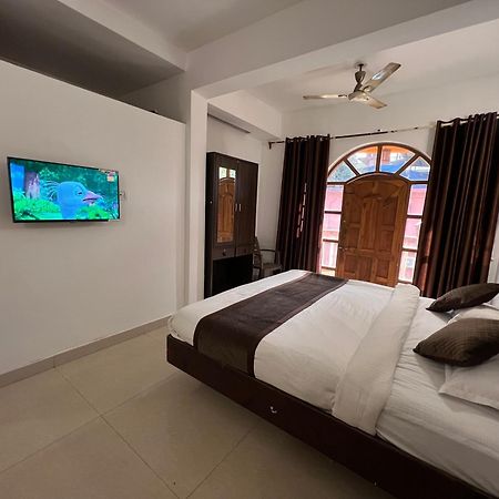 Aura Rooms & Swimming Pool, Калангут Экстерьер фото